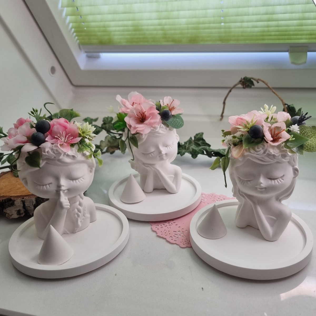 Blumenmädchen mit Unterteller und Schmuck Ringhalter