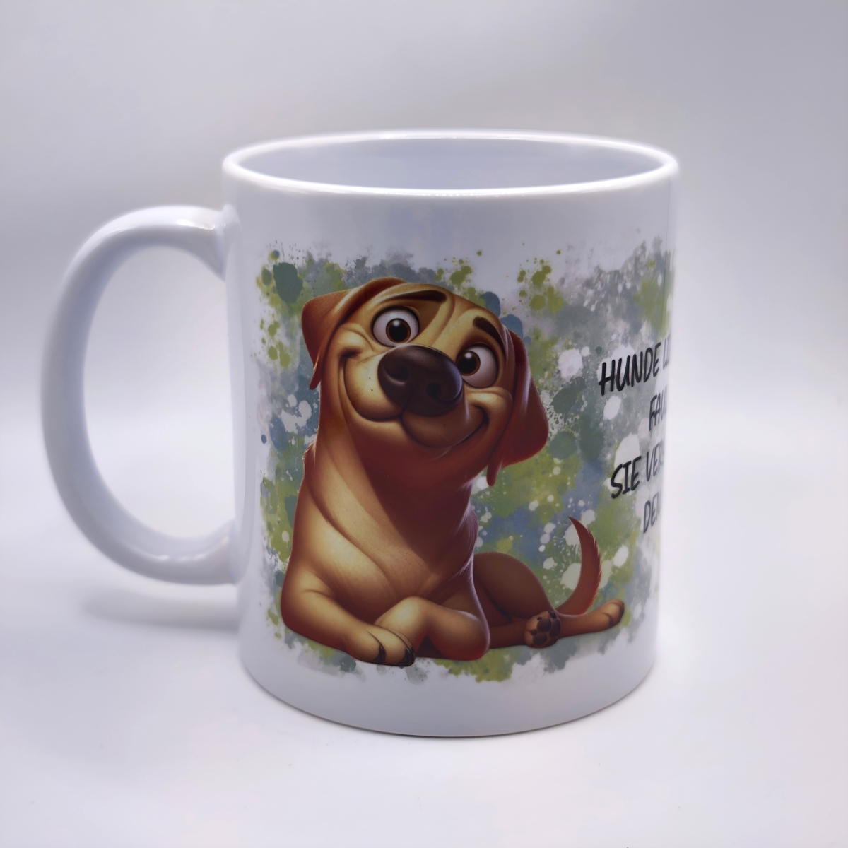 Tasse Hund der den Raum verschönert.
