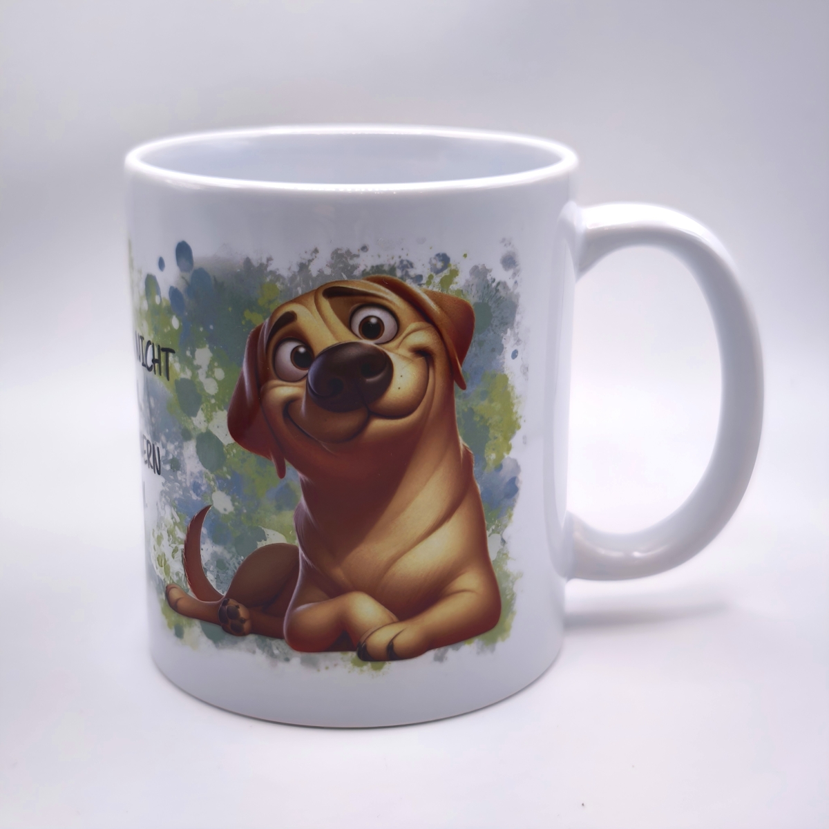 Tasse Hund der den Raum verschönert.