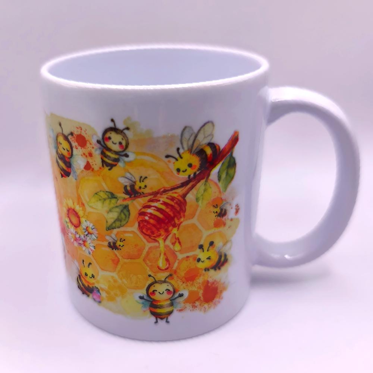 Tasse süßer Bienenschwarm