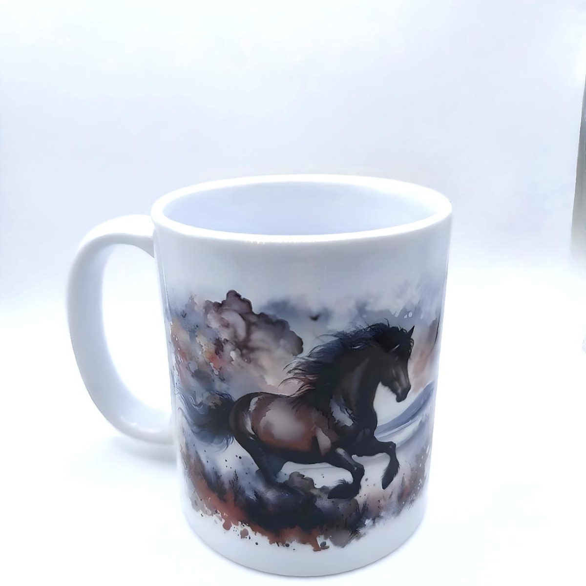 Tasse braunes Pferd in stürmischer Landschaft