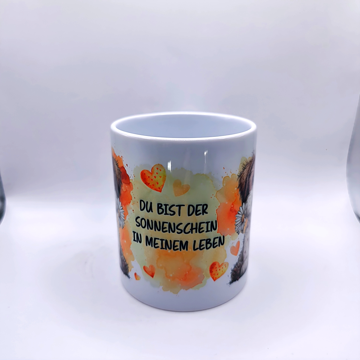 Hund mit Gänseblümchen Tasse