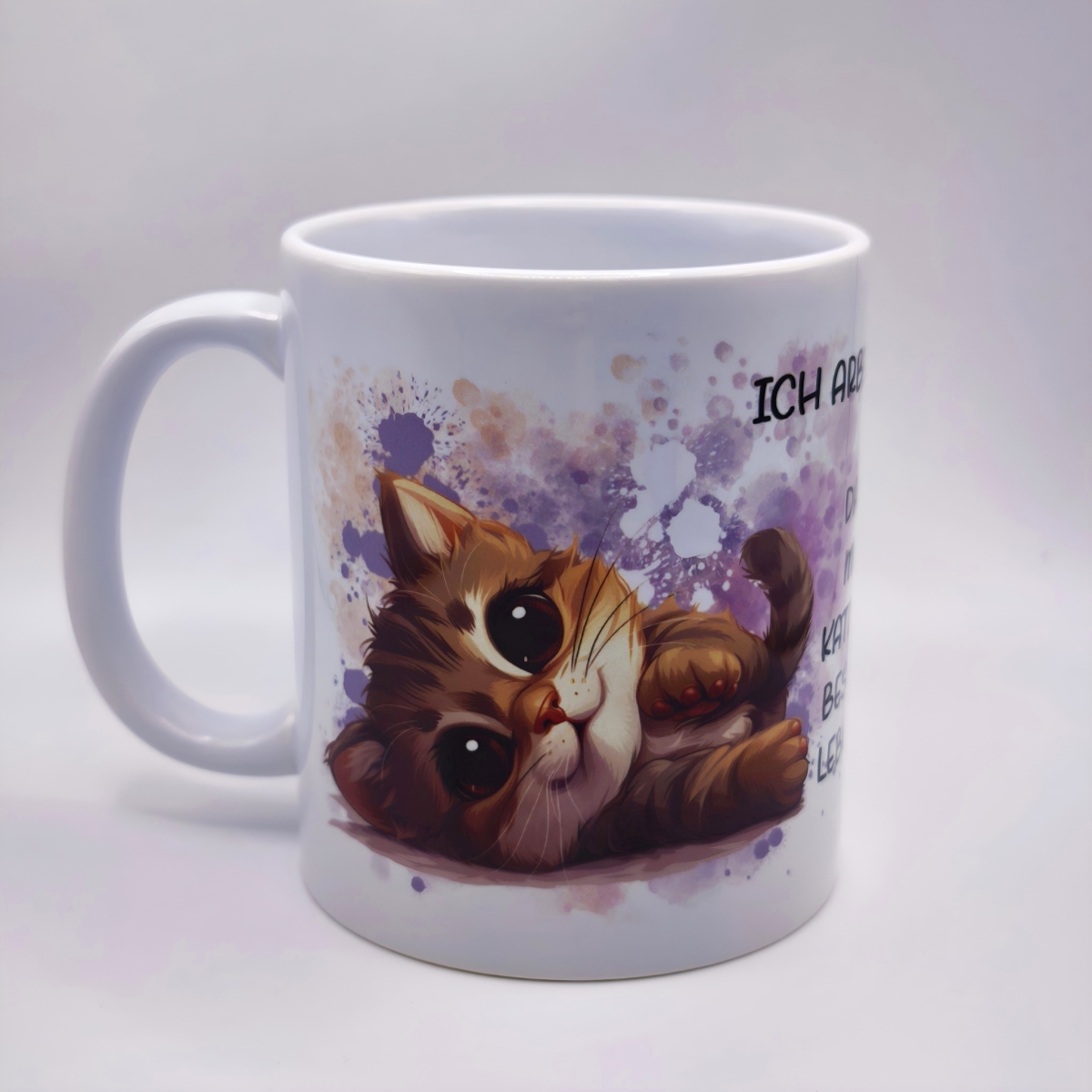 Katze liegend Tasse
