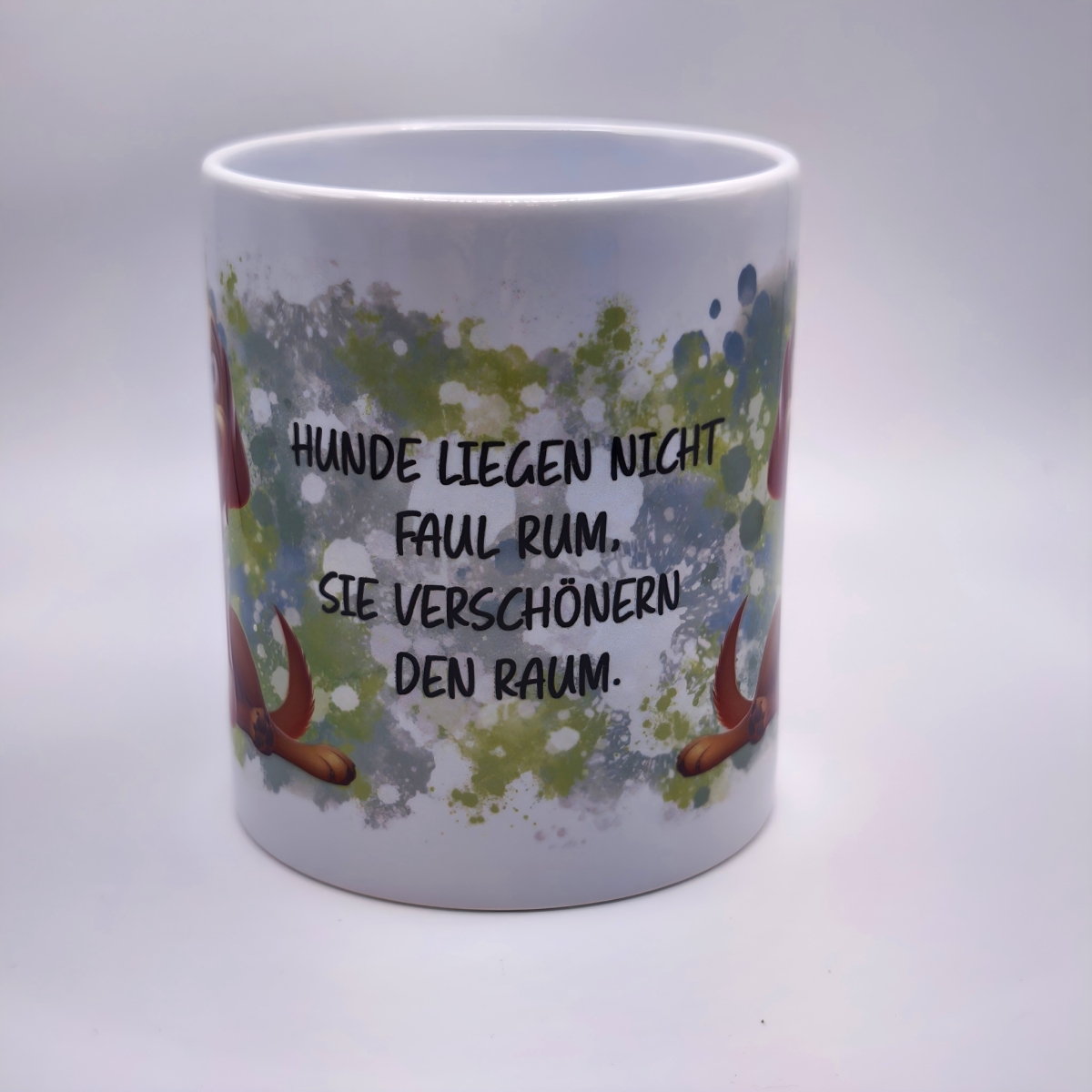 Tasse Hund der den Raum verschönert.