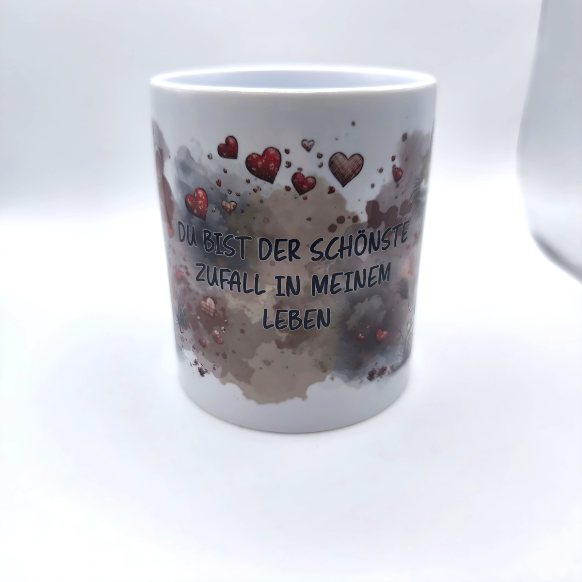 Tasse mit süßen Kühen in Aquarelltönen