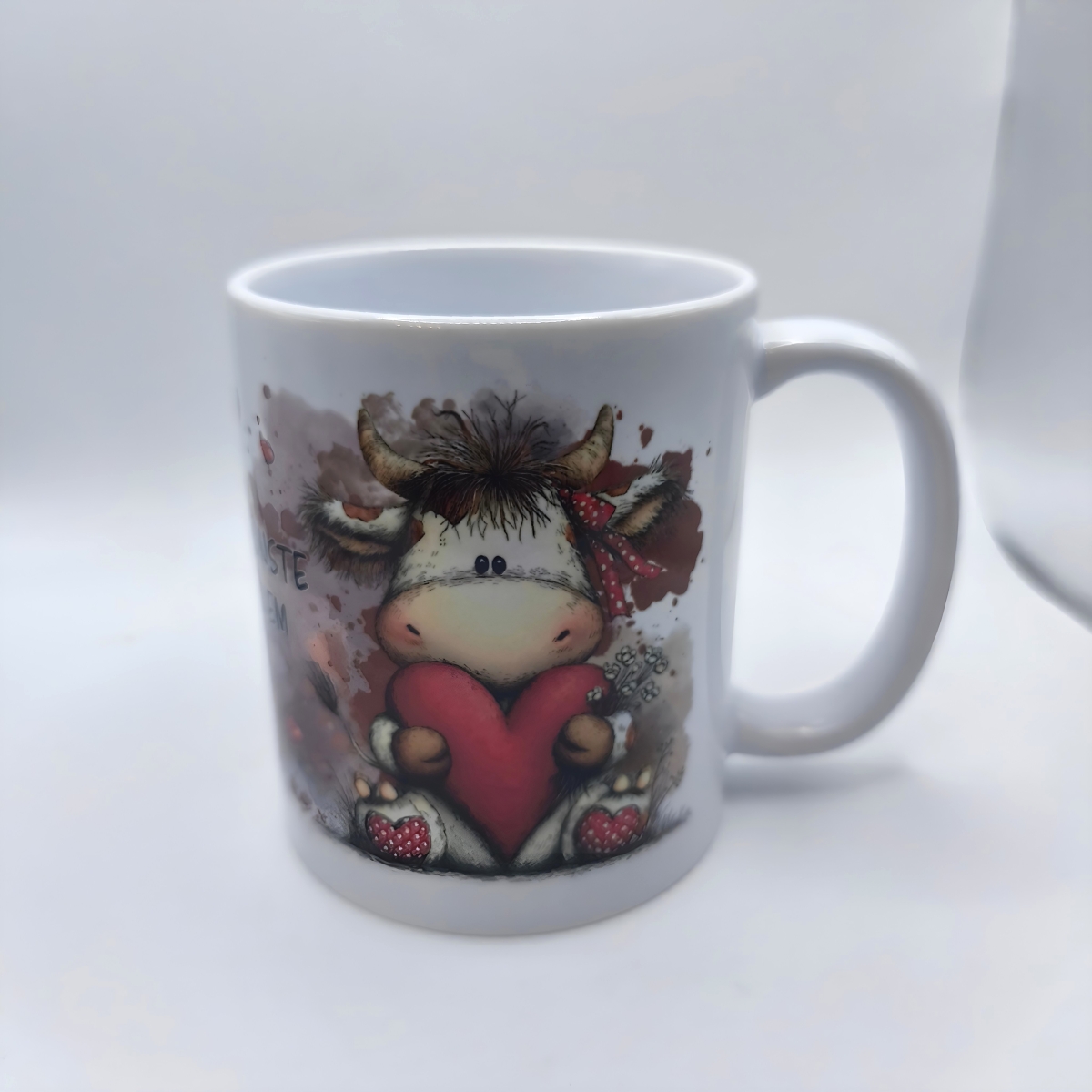 Tasse mit süßen Kühen in Aquarelltönen