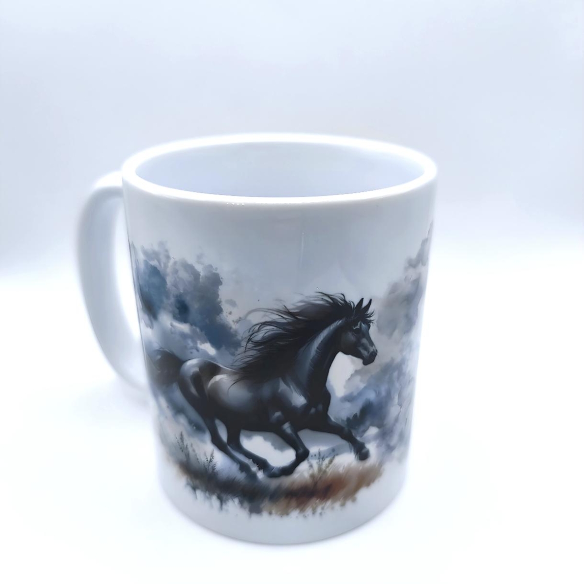 Tasse schwarzes Pferd in stürmischer Landschaft