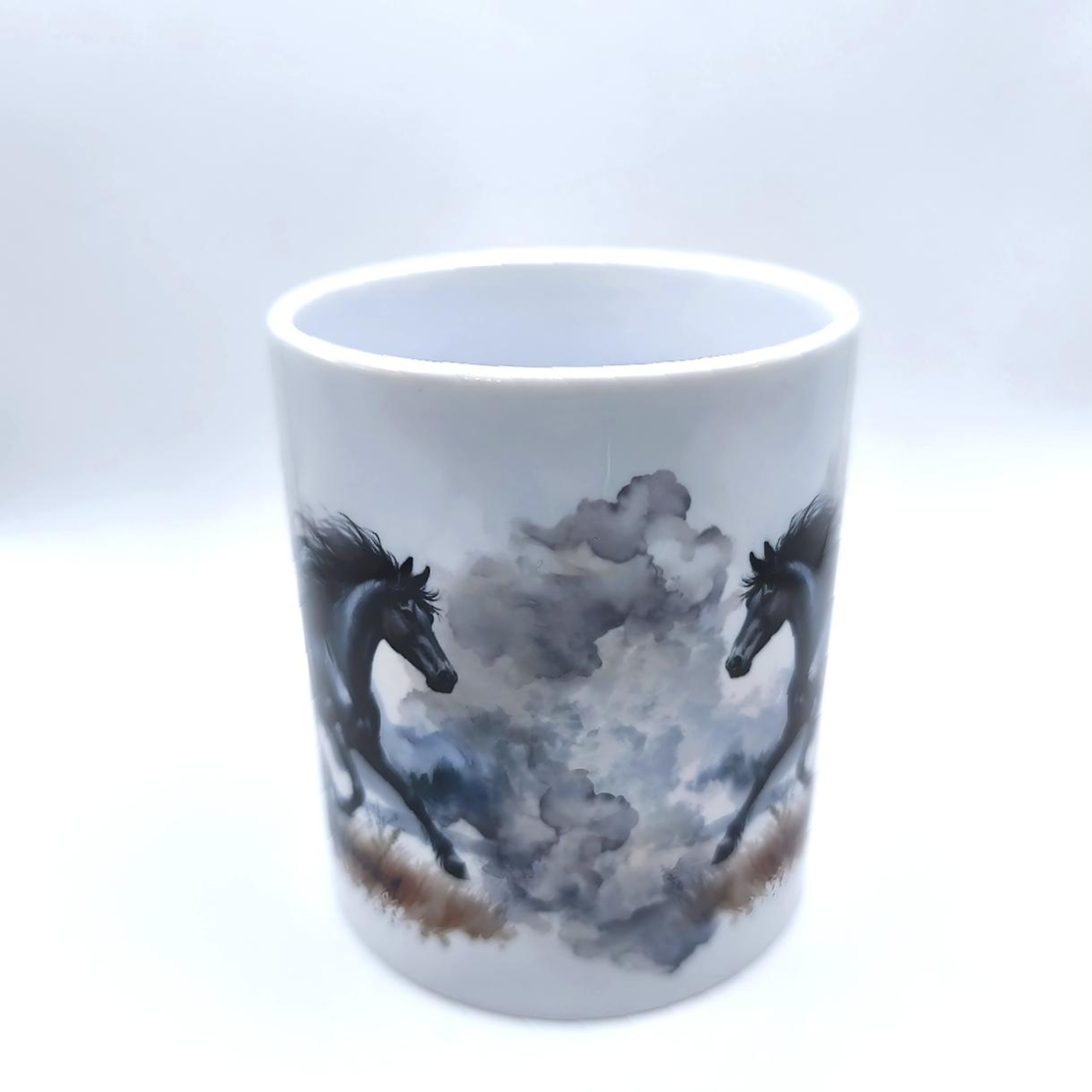 Tasse schwarzes Pferd in stürmischer Landschaft