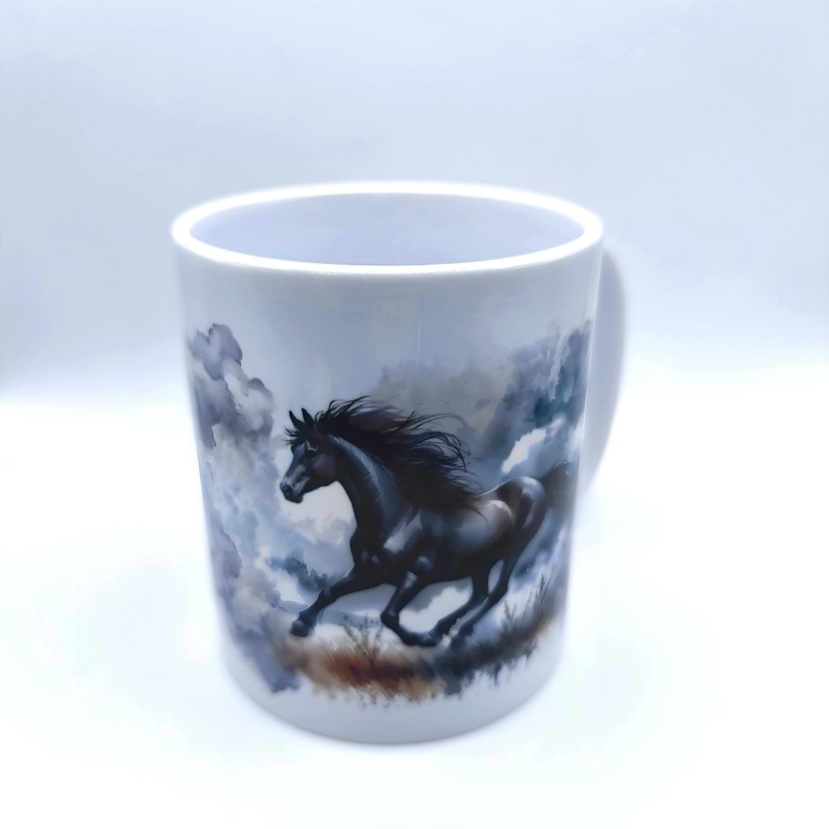 Tasse schwarzes Pferd in stürmischer Landschaft