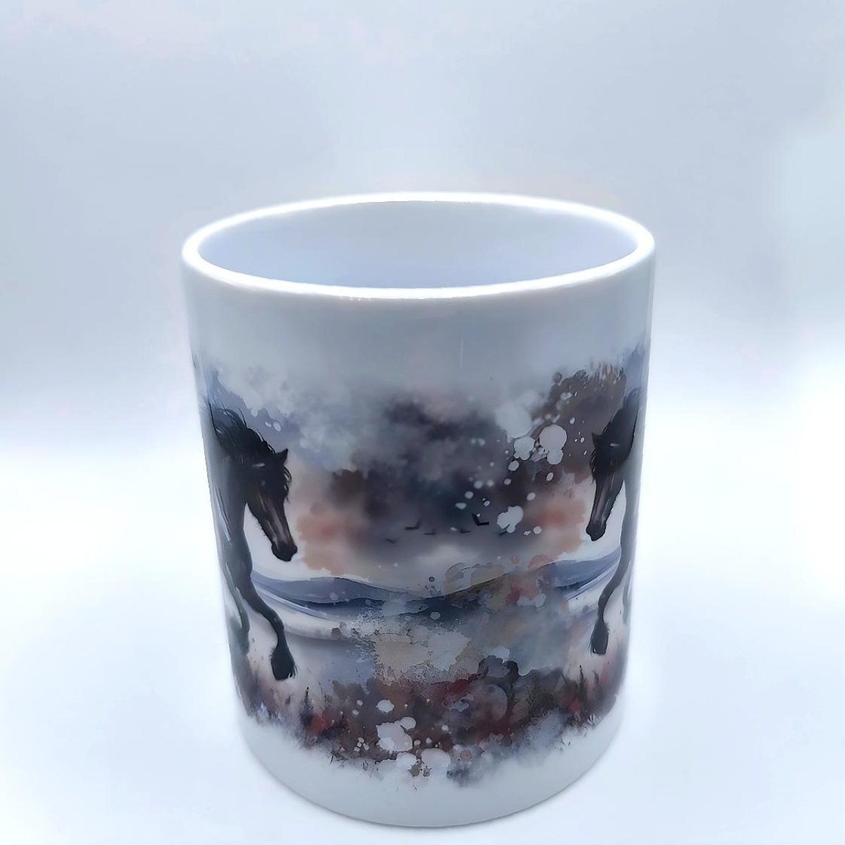 Tasse braunes Pferd in stürmischer Landschaft