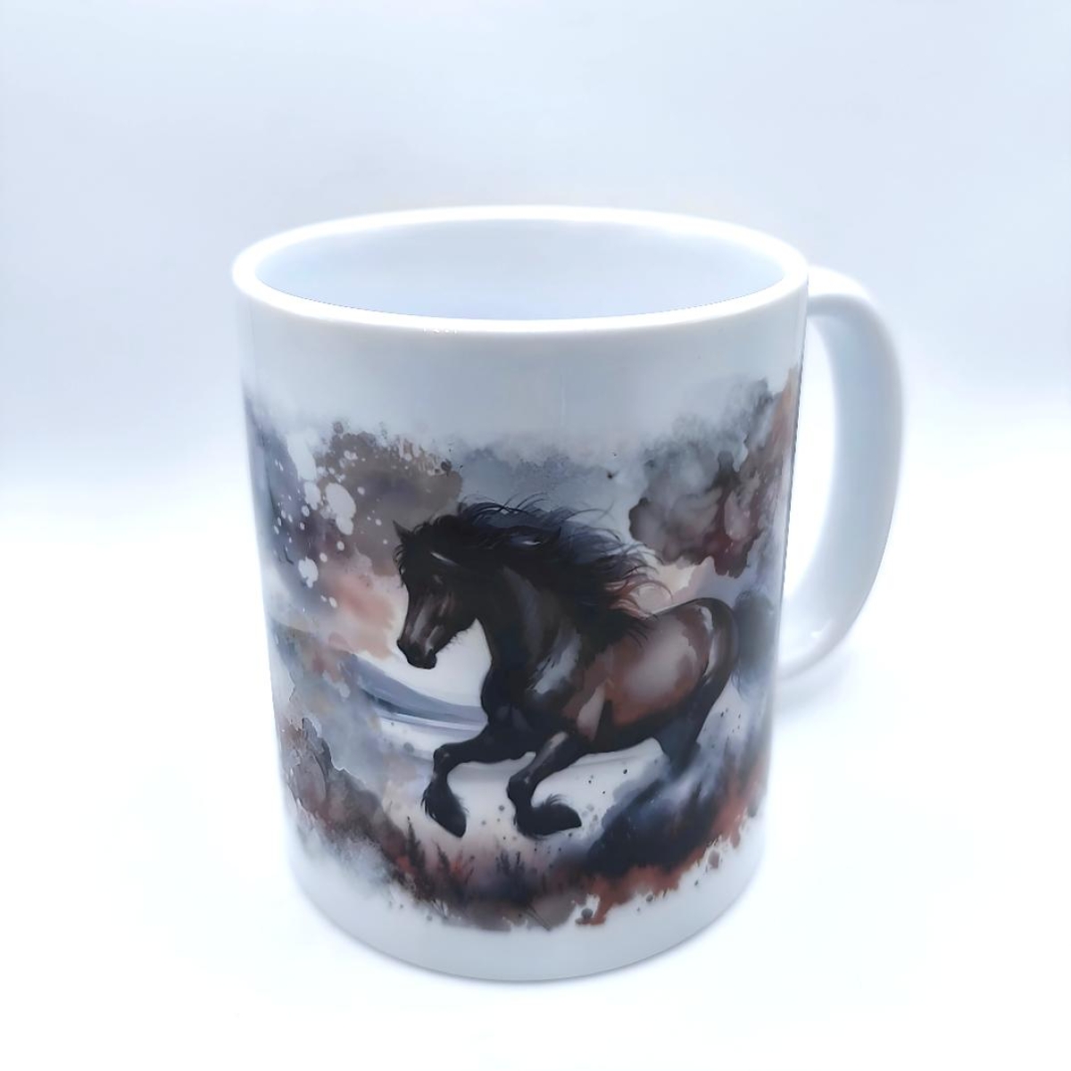 Tasse braunes Pferd in stürmischer Landschaft