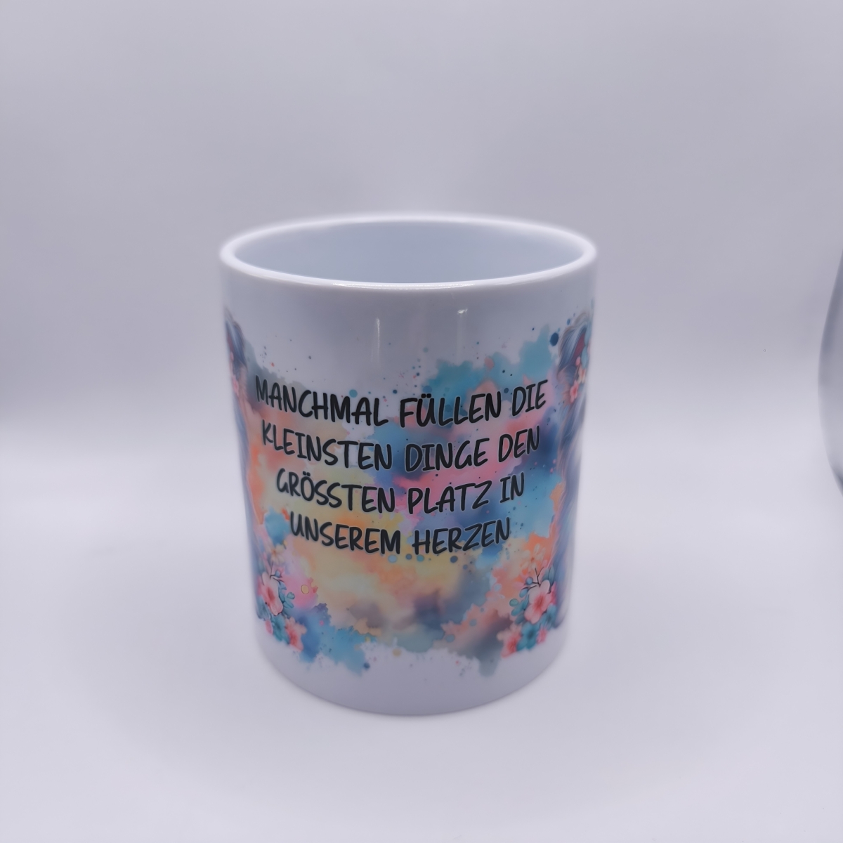 Tasse süßer weißer Hund