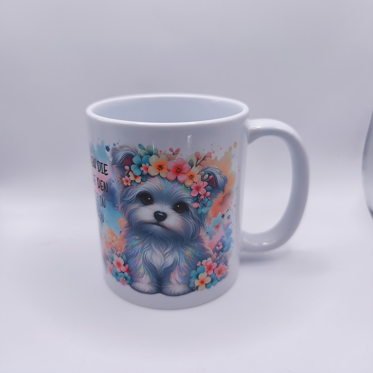 Tasse süßer weißer Hund